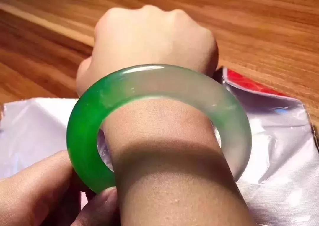 试戴手镯手痛怎么救治,翡翠手镯变形