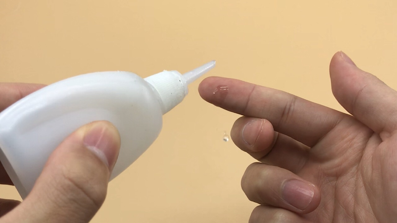 502胶水粘到手指硬化怎么清除,502胶弄到手上手指麻是怎么回事