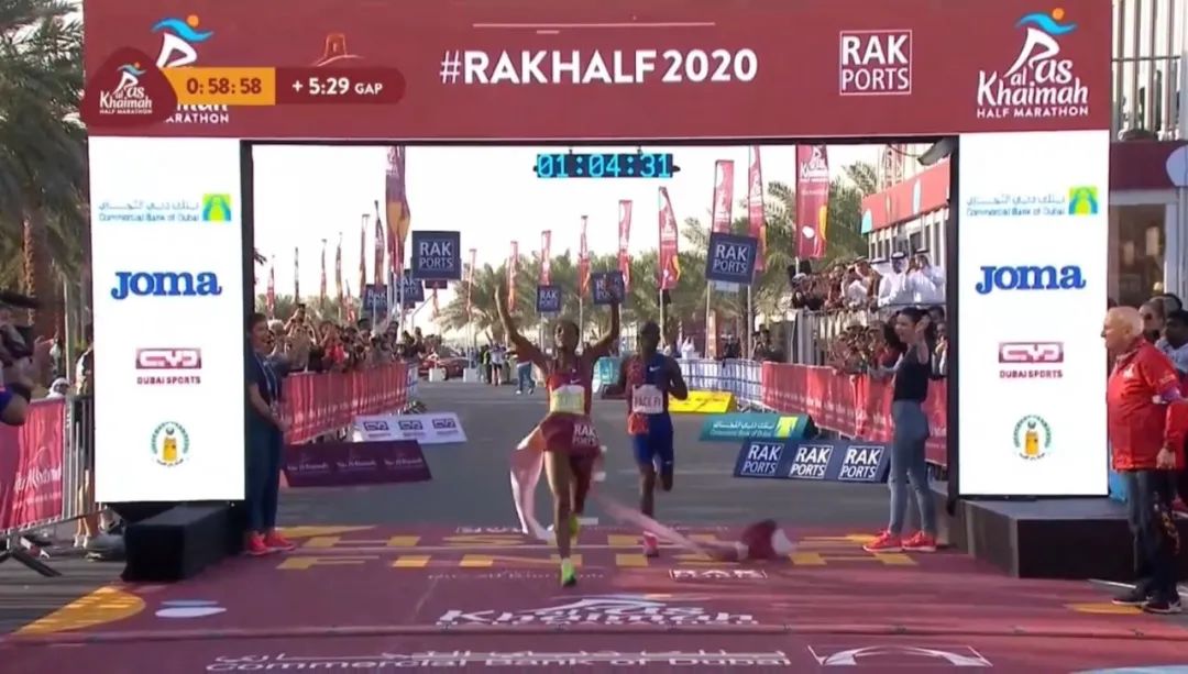 厉害！女子半马世界纪录被打破，成绩1小时04分31秒