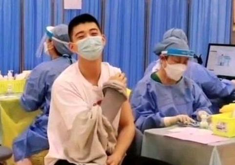 高中体育生“打疫苗”，完美身材太养眼，连老阿姨都心动了