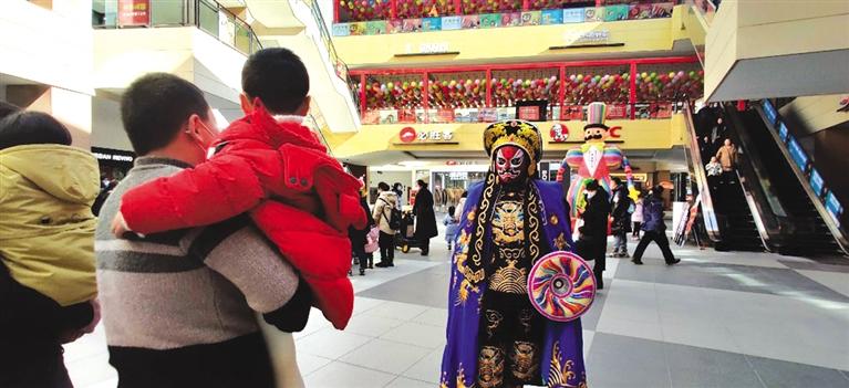 新年将至记者带你逛商超,晚报记者新春探店攻略