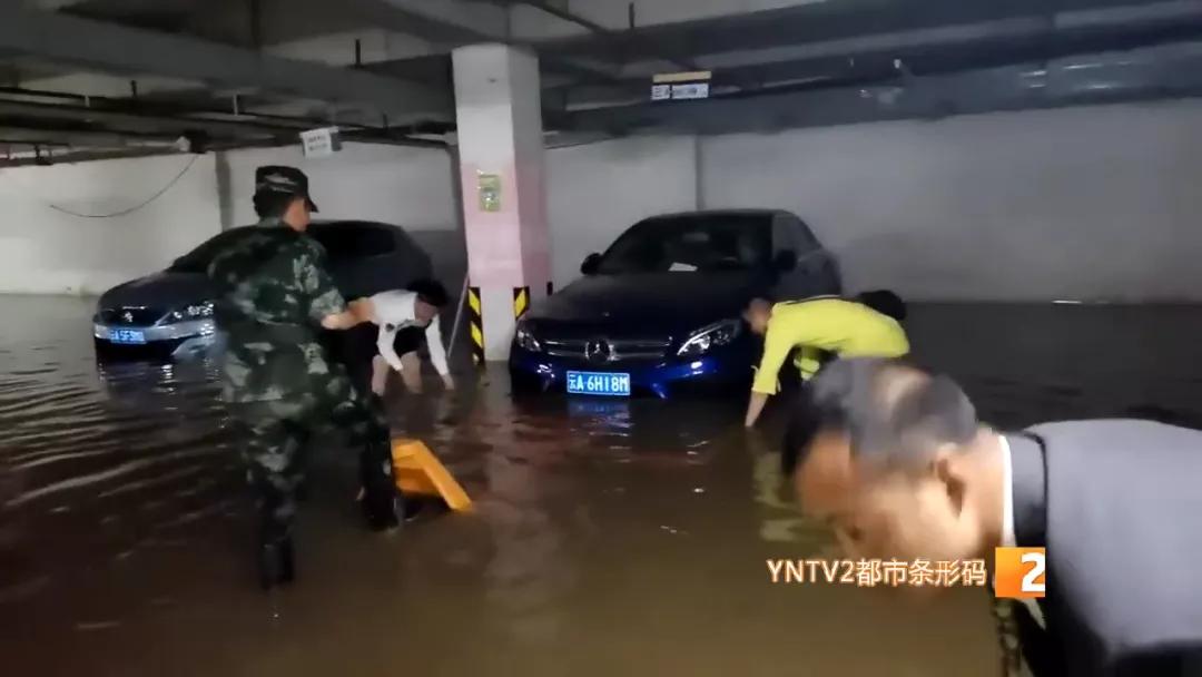 洪水涌入地下车库视频播放,洪水涌入地下停车场