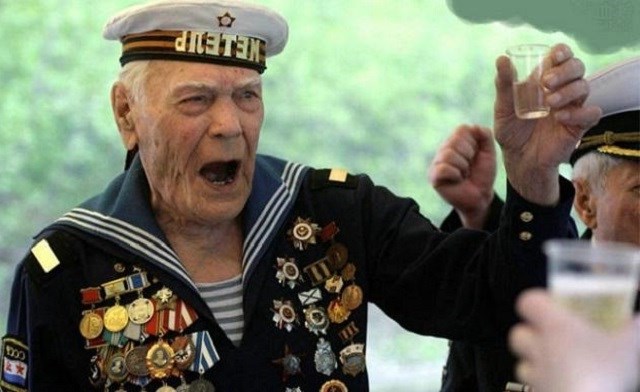 俄罗斯人口分布极不平衡的原因,俄罗斯的人口和面积多少