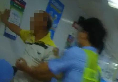 珠海男子下楼挪车撞上奔驰，刮出两条划痕竟被要价5万！一气之下报警却反被抓走！