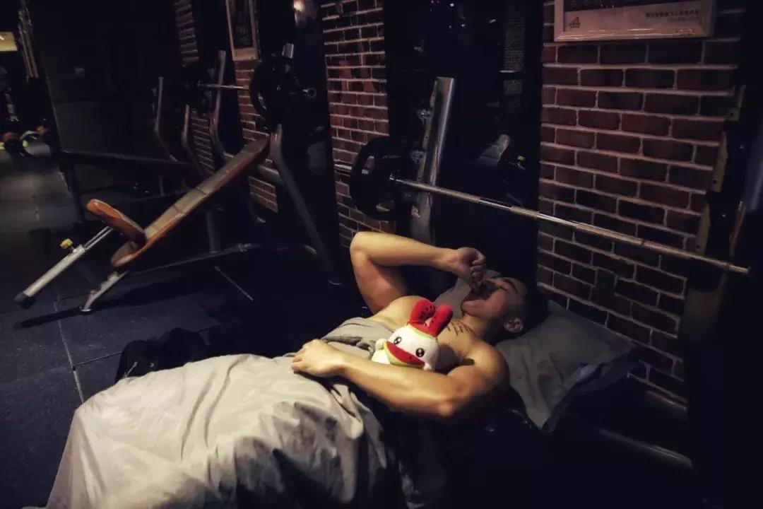 运动时肌肉酸疼怎么处理,为什么每次运动小腿肌肉酸疼难忍