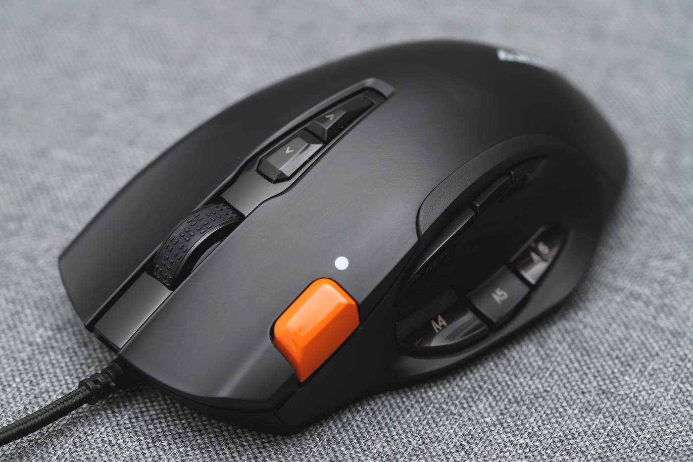 硬核工艺65g不打孔轻量化游戏鼠标,测评吃鸡单手键盘鼠标推荐