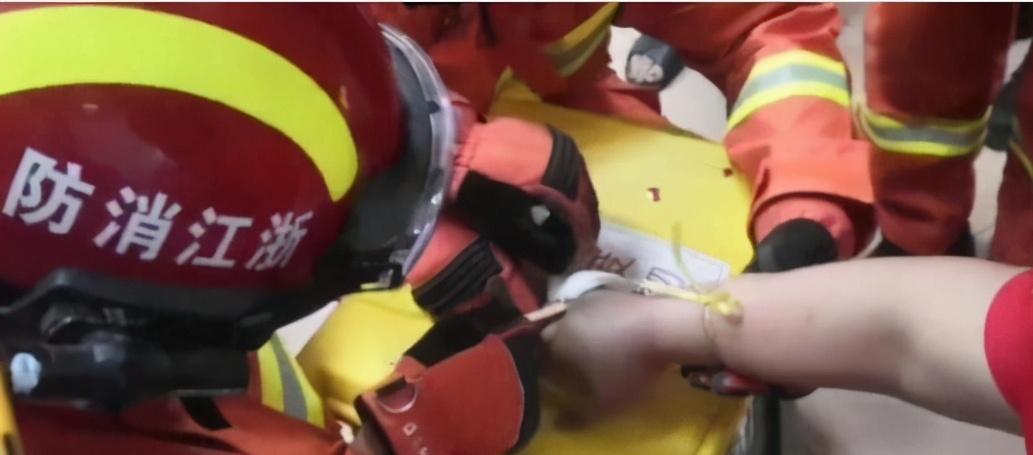 男子被五步蛇咬伤一刀斩断手指,男子被五步蛇咬后七孔流血