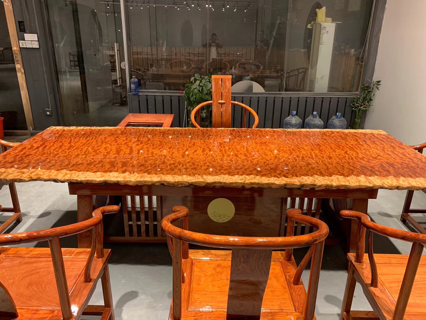 成都土豪50岁娶媳妇，聘礼给70吨，整整5卡车，漂洋过海太浩大