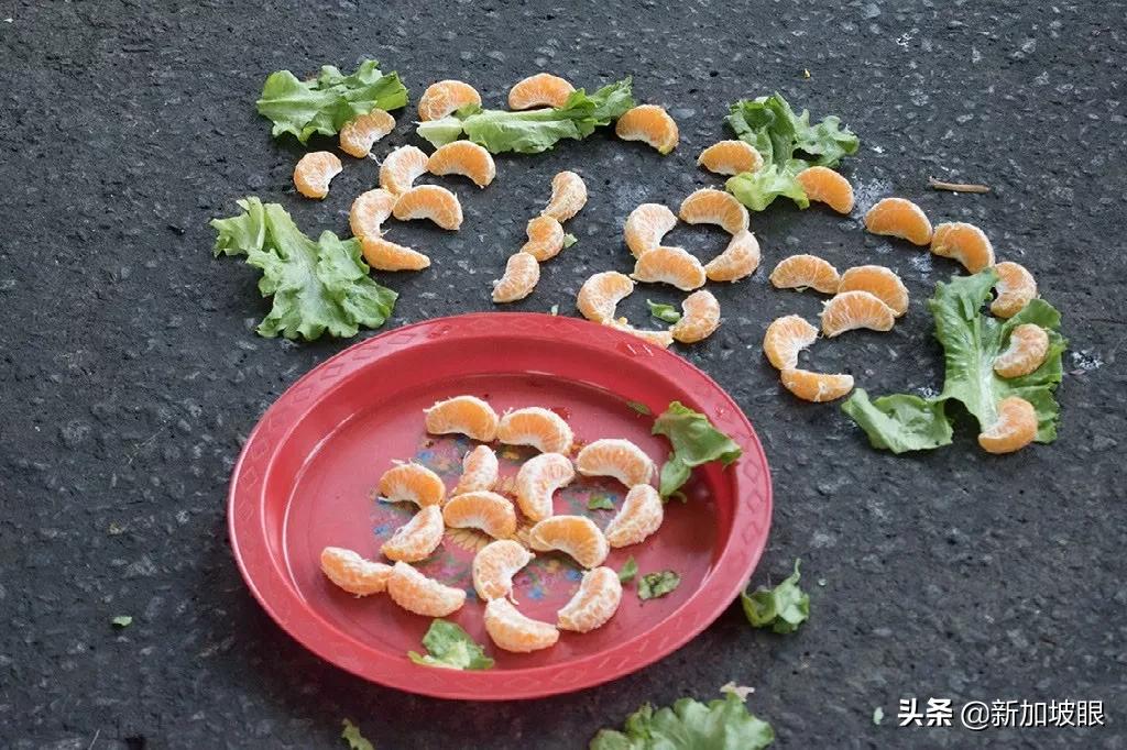 单身狗发红包“不吉利”，见人送橘子，新加坡春节规矩这么多