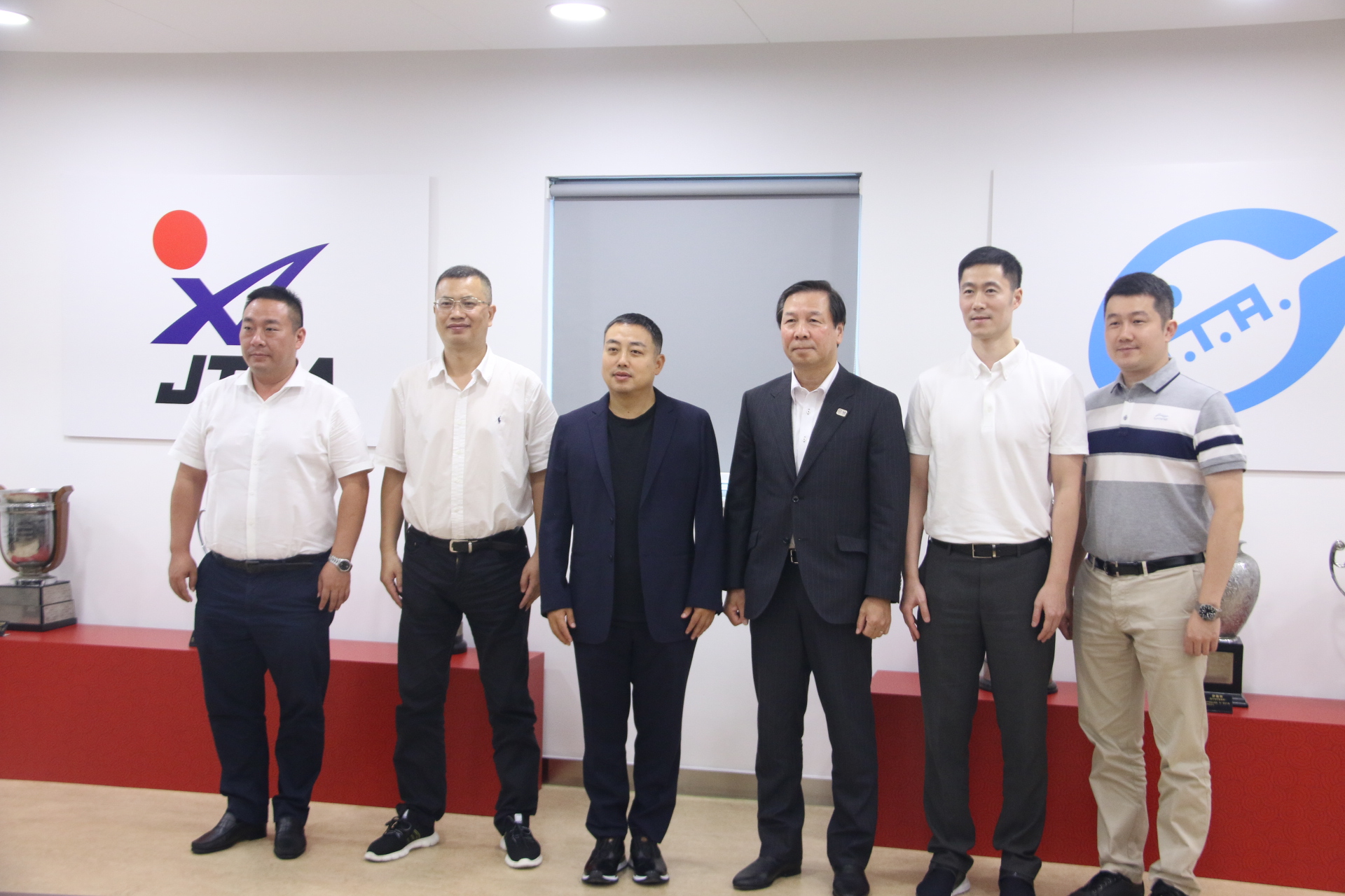 刘国梁对战日本乒乓球选手,刘国梁少年乒乓球赛视频