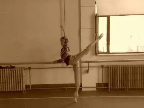 吴谨言是怎么出道的,吴谨言和angelababy撞脸