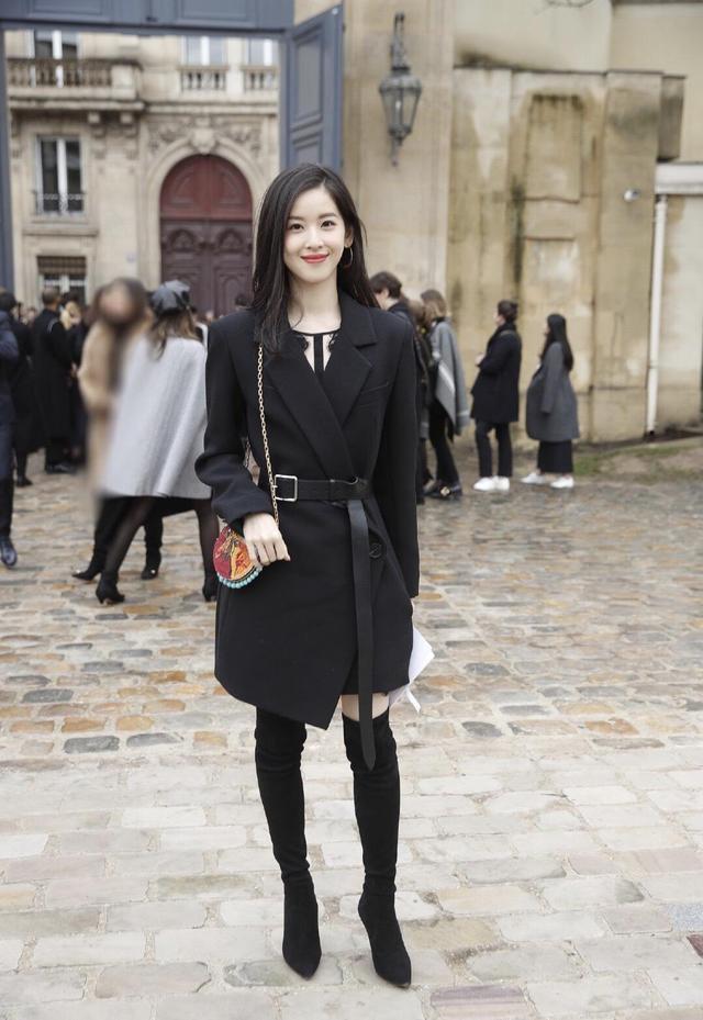 章泽天奶茶妹妹美照时尚穿搭,章泽天西装配长筒靴