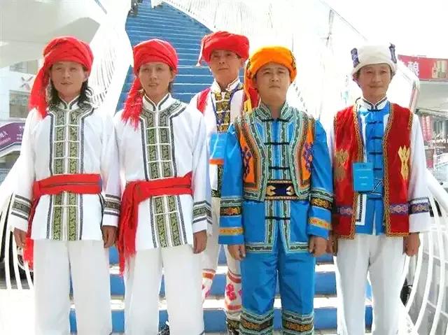 歌手开嗓的奇葩方式:徐小凤喝辣椒油、谭咏麟喝冰水、王爱华喝酒