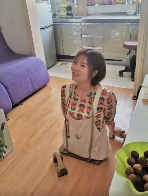 她3岁惨遭父母抛弃,无腿女孩截肢后被父母狠心遗弃