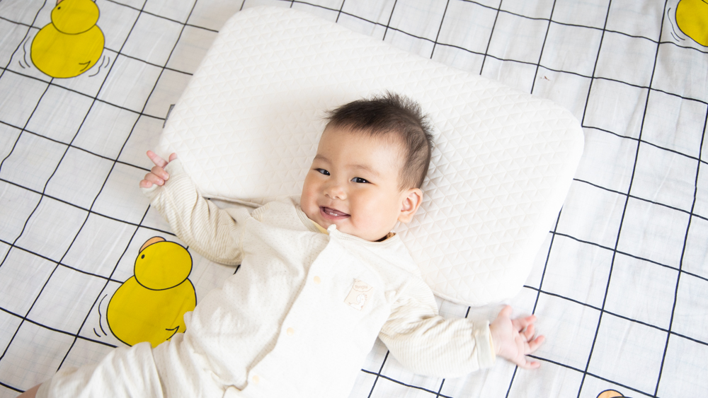 妈妈们都给宝宝枕什么样的枕头呢,什么枕头透气性最好适合宝宝枕
