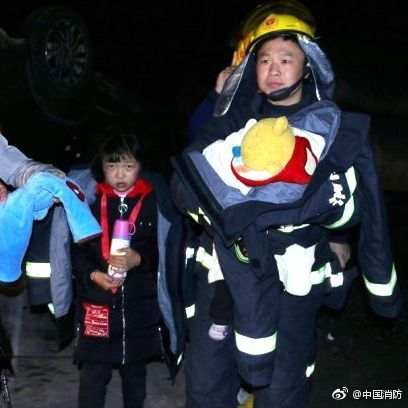 公交车坠江完整视频公交车翻车,2018年公交车司机开车坠江事件