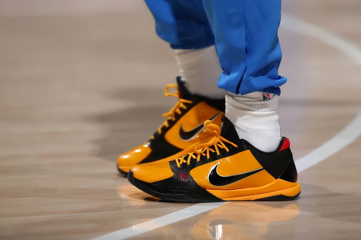 nba球员上脚球鞋闪击8,nba球星上脚闪击6圣诞节