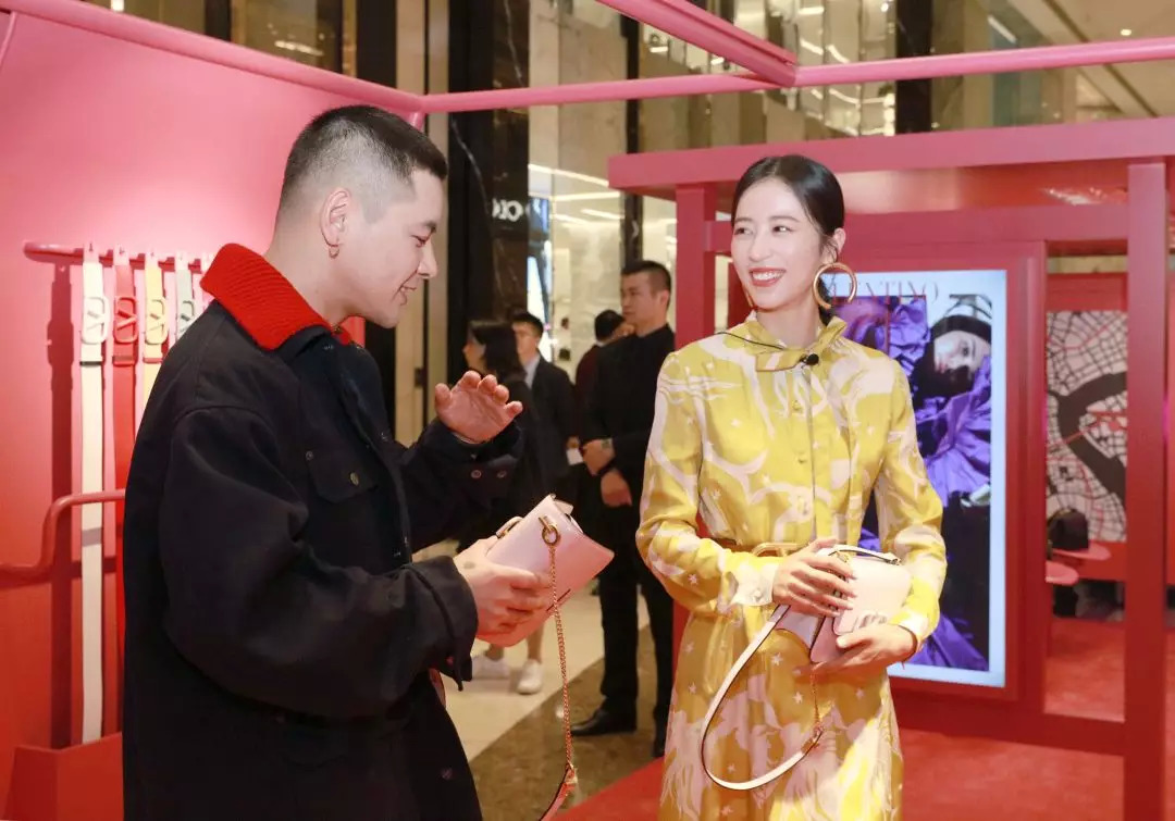 我抓住了一位资深柜员，道出了如何让你掏钱买包的秘密