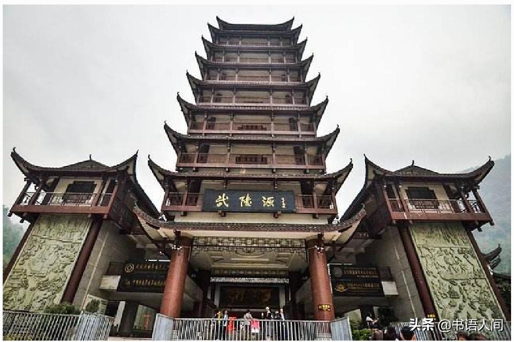 在山上被猴子追,张家界黄石寨的猴子抢东西视频