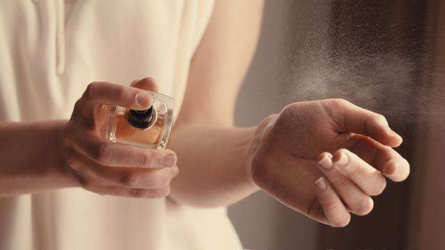 女士喷香水的正确方法图解大全,女性喷香水技巧图