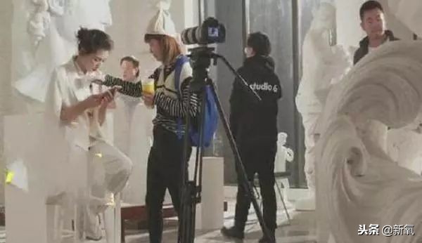 她耍大牌到让女助理给她脱袜子？