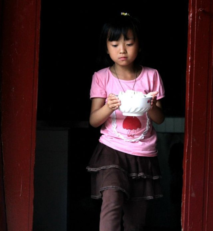 最美孝心少年王安娜：爸爸坐牢，妈妈离家出走，6岁撑起三代之家