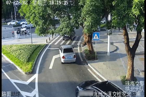 孕妇羊水破裂送医堵车,孕妇开车不小心撞到肚子羊水破了