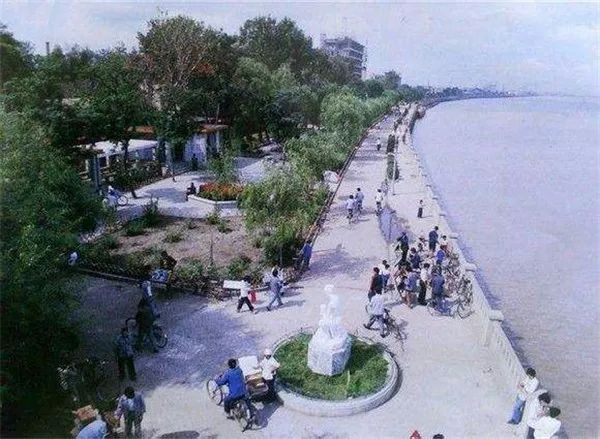 记忆中的家乡早已变了模样,家乡已不再是记忆中的模样