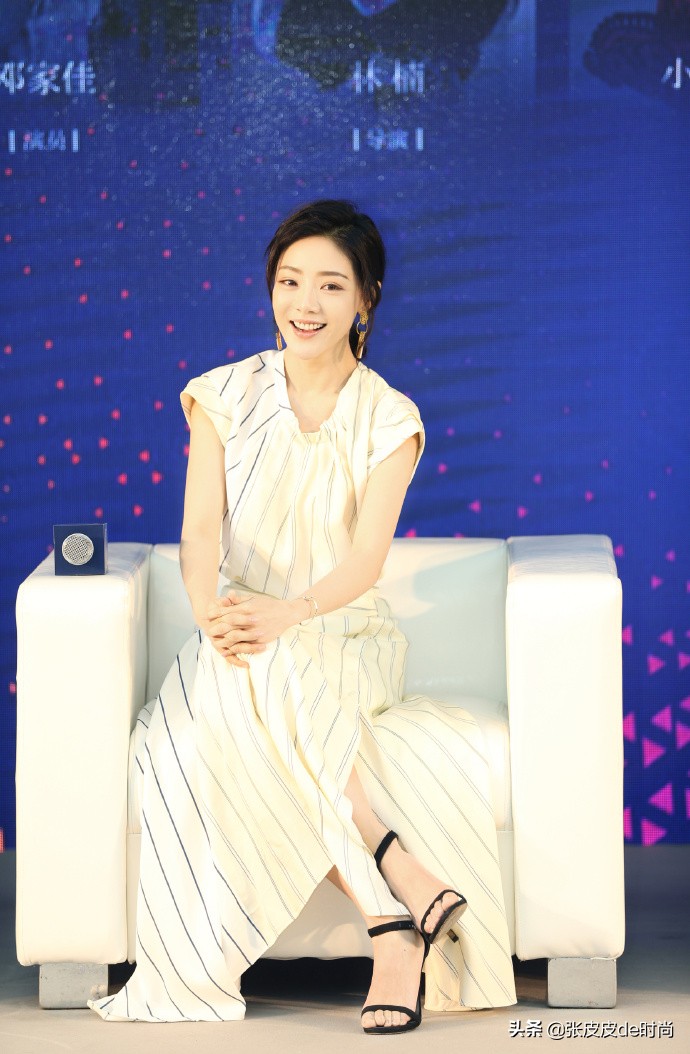 小姨妈邓家佳今年几岁了,小姨妈邓家佳晒照秀窈窕身材