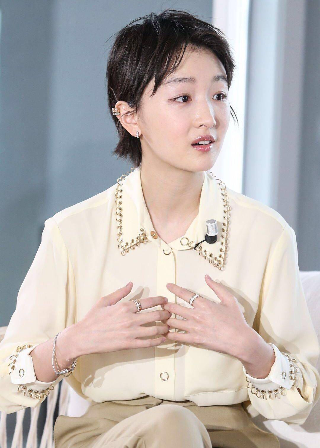 巩俐与丈夫甜蜜牵手威尼斯电影节,巩俐与71岁老公同框穿粉色裙