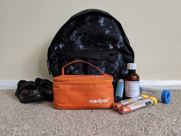 有过敏症的女儿第一次上学，英国这位焦虑的妈妈让女儿带上急救箱