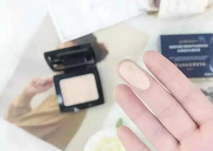 李佳琦狂卖4万件粉膏，激动到连喊6个OMG：真的特别好用