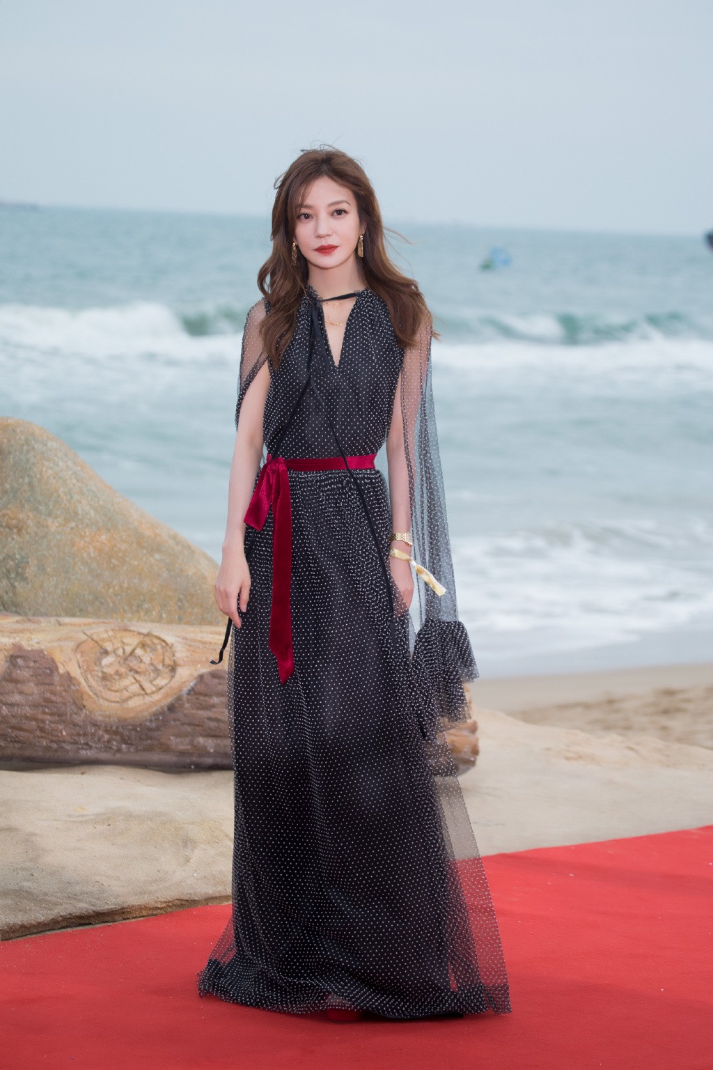 赵薇鞋子太窄，为了不沾地脚趾头都被挤“变形”，放大看真搞笑