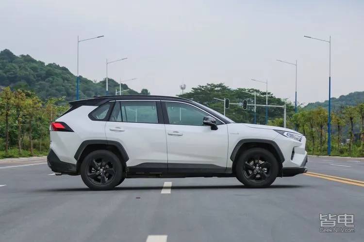 一汽丰田suv荣放rav4哪个颜色好看,家用suv选rav4荣放和crv哪款合适