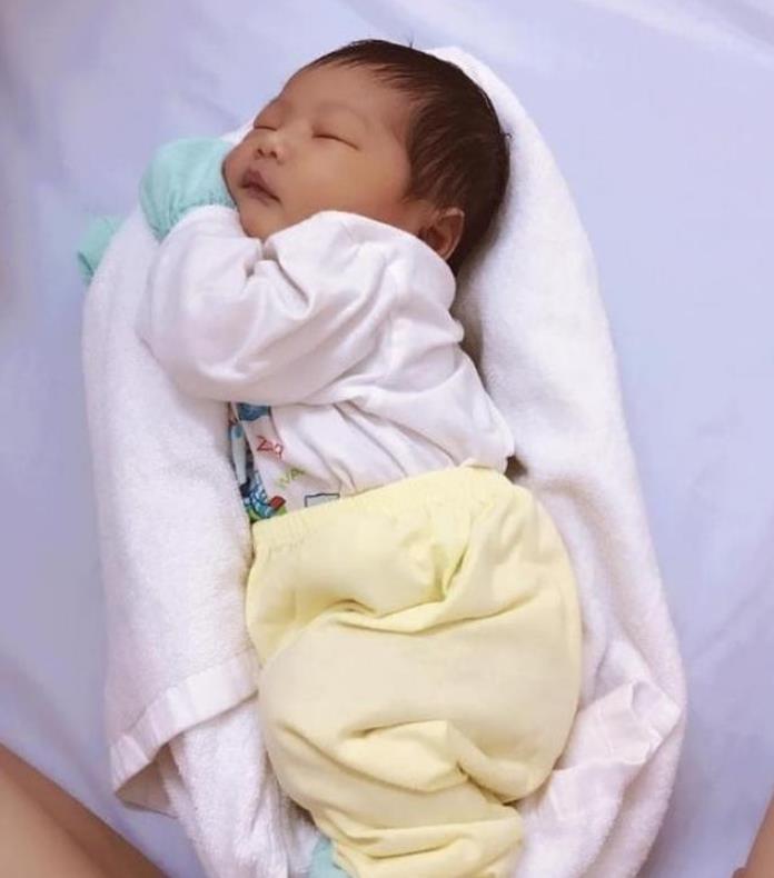 新手妈妈哄睡,用毛巾哄睡婴儿入睡