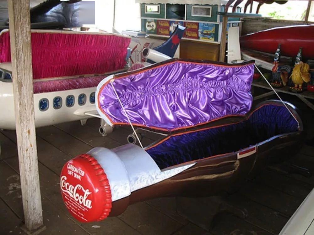 跨入国门的黑人抬棺