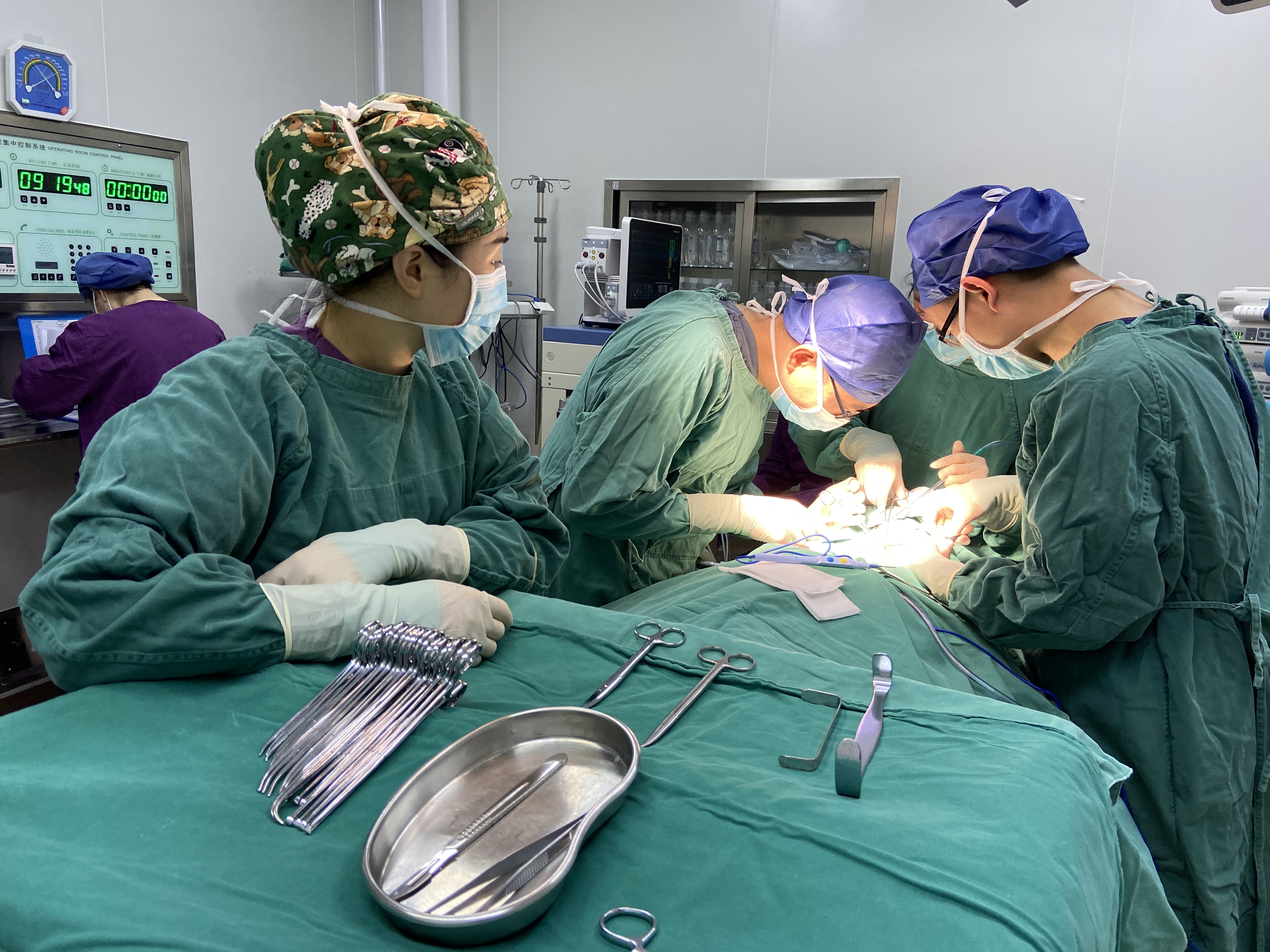 郫都区人民医院三级甲等,生死时速医护人员奔跑救人