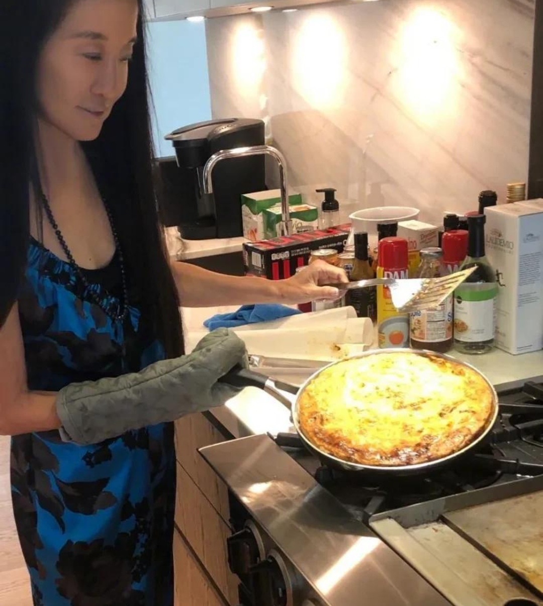 我真服了！70岁王微微有老人脸，但看到这玉女腿少女身材闭嘴了