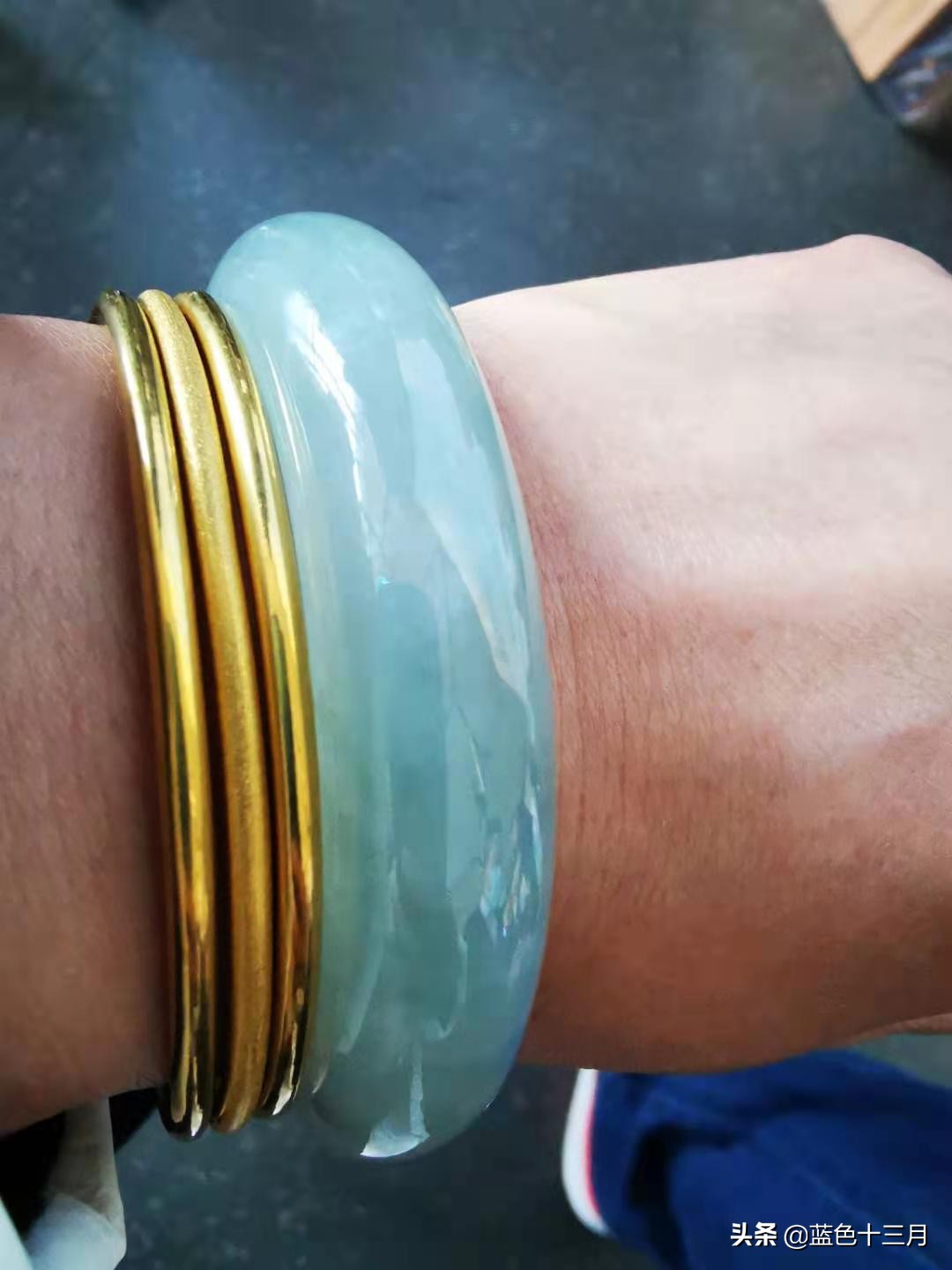 一万块预算买翡翠还是和田玉手镯,20元一个的翡翠玉手镯
