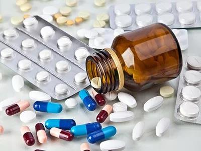 长期应用可致牙龈增生的药物是,引起药物性牙龈增生的药