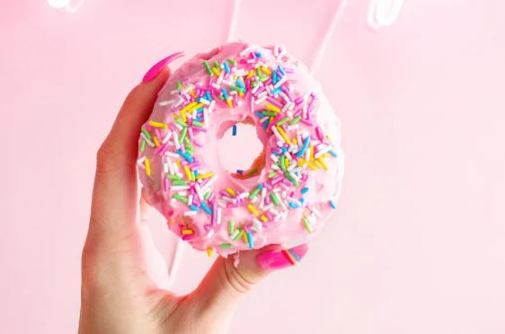 例假来了吃甜食会胖吗,为什么一到生理期就想吃甜品