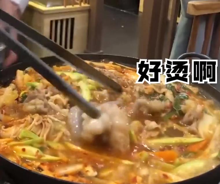 浙江一女子吃火锅下活章鱼,女子生吃活章鱼被粘住嘴