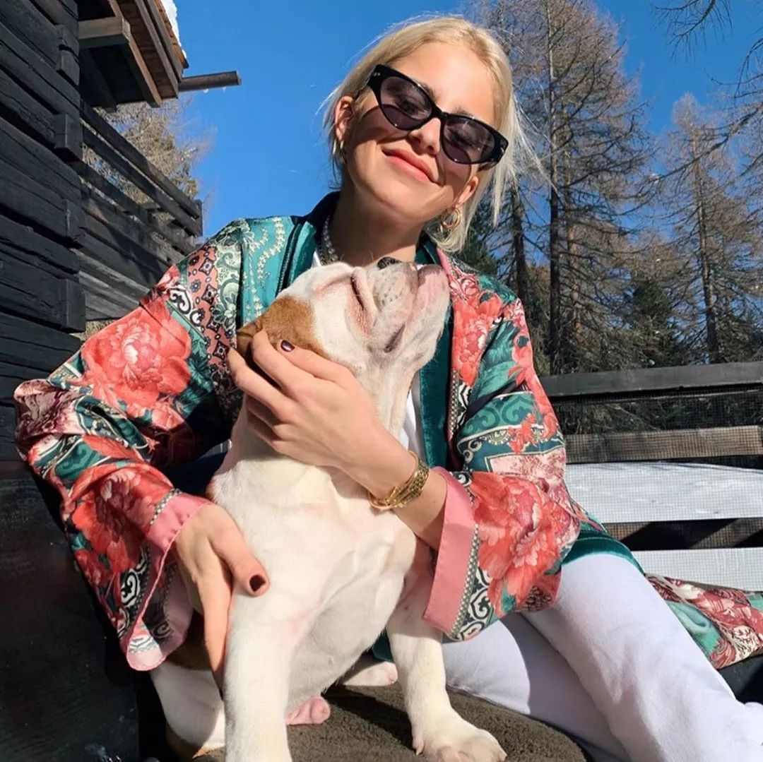 即使不出门也要穿出睡衣的别致,穿睡衣成了一种时尚