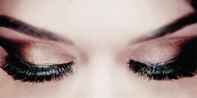 眨眼睛频繁和挤眼睛频繁的区别,眼睛每天眨眼多少次才正常