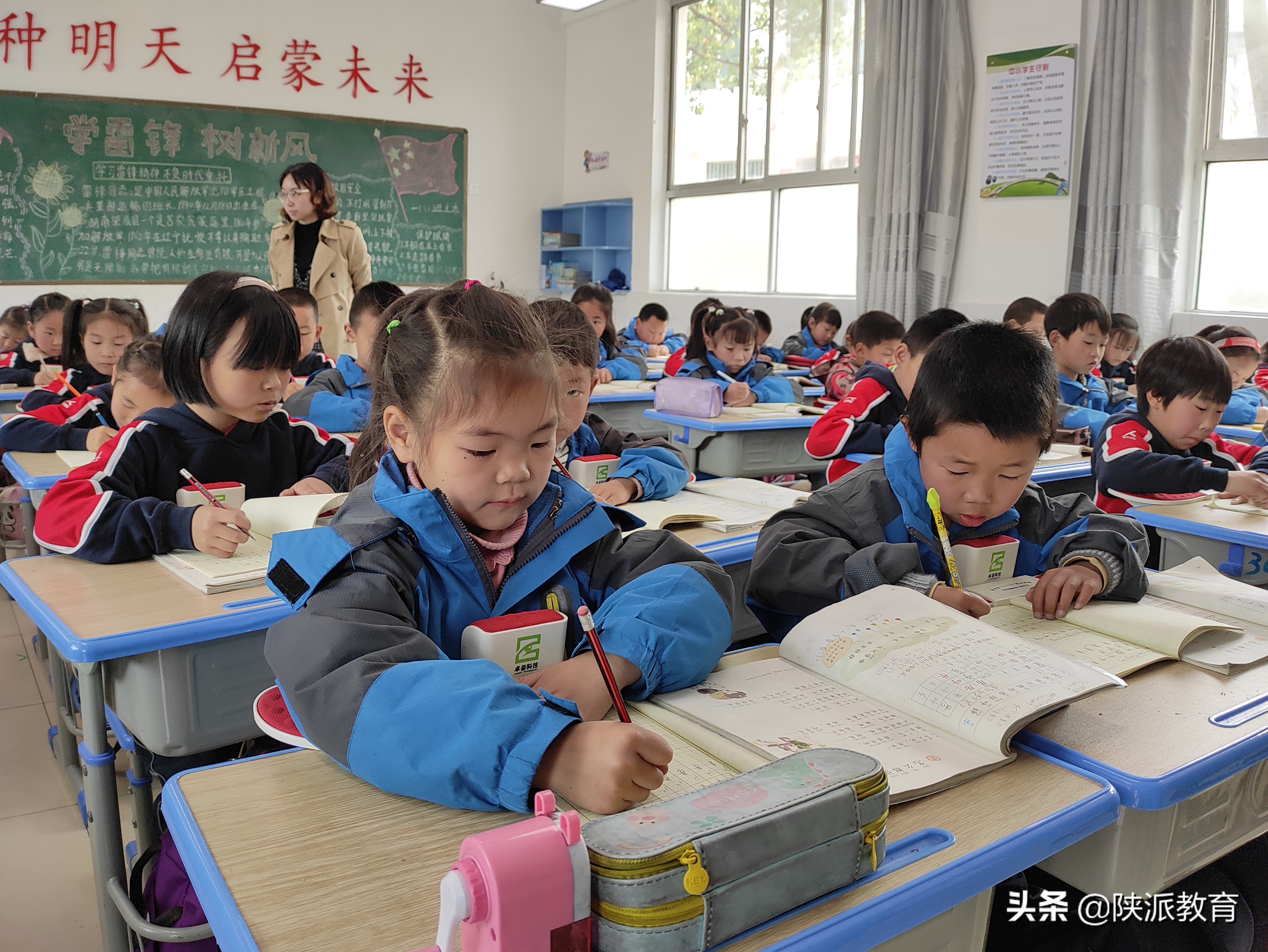 校园盛开文明花黑板报,学校德育工作迈上新台阶