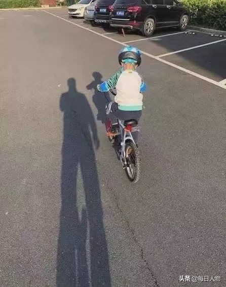 妻子发工资让丈夫全职带娃,月薪两万仍不够花,全职爸爸容易吗?