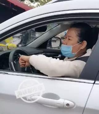 太嚣张女子拒绝酒精检测,太嚣张女司机暴打交警