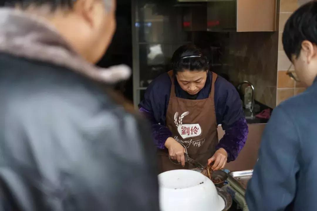 炕锅羊肉面最正宗做法,柴火灶大铁锅炖羊肉