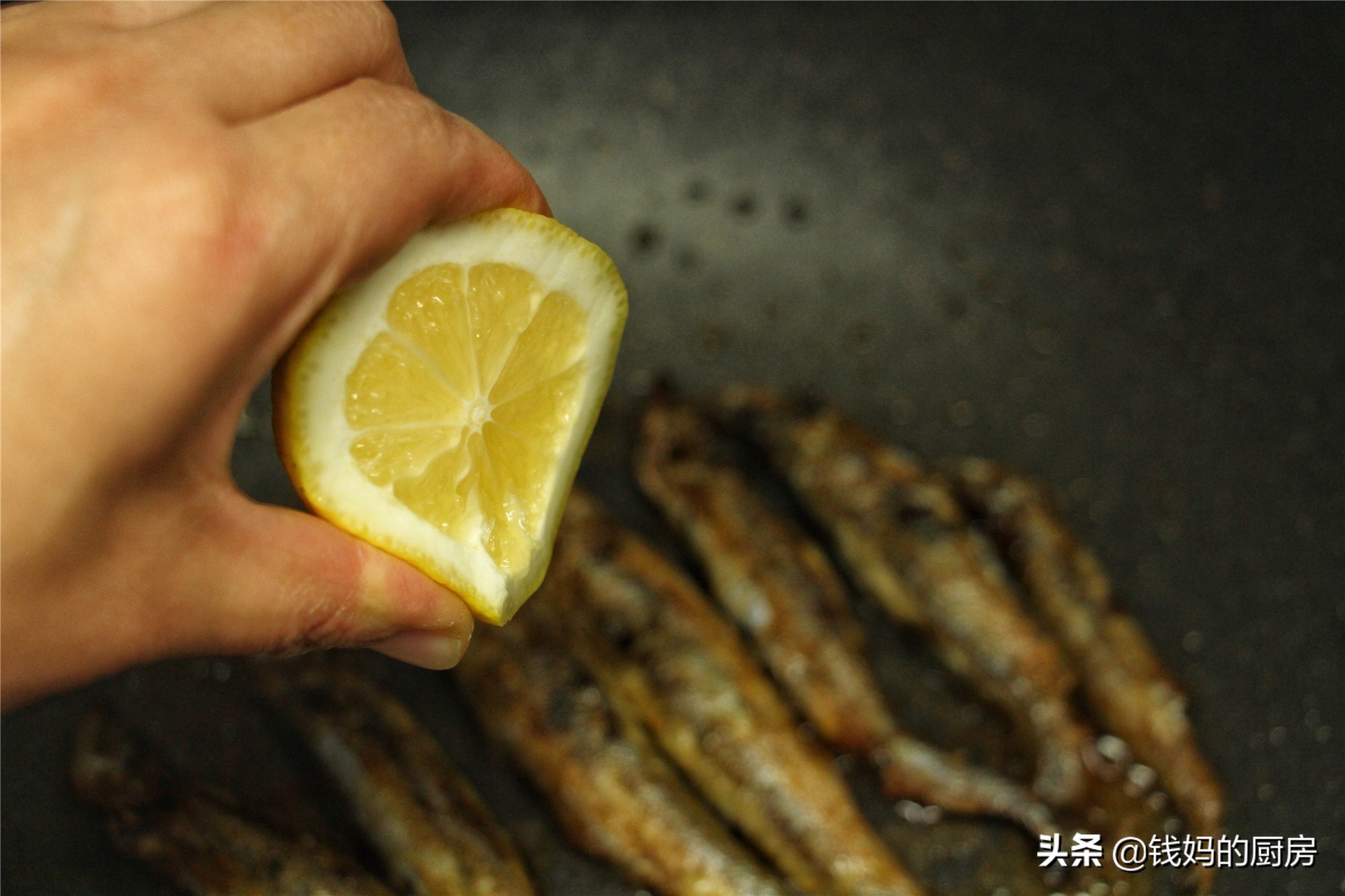 每次去超市碰到这鱼都会买，2元1条，煎一煎下酒真的很香