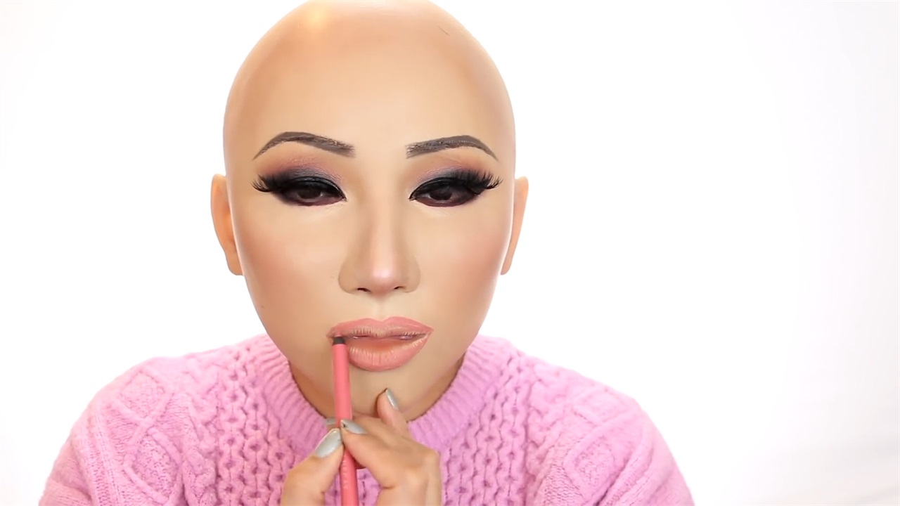 三胎时代：带着硅胶*皮人**面具的假“美女”